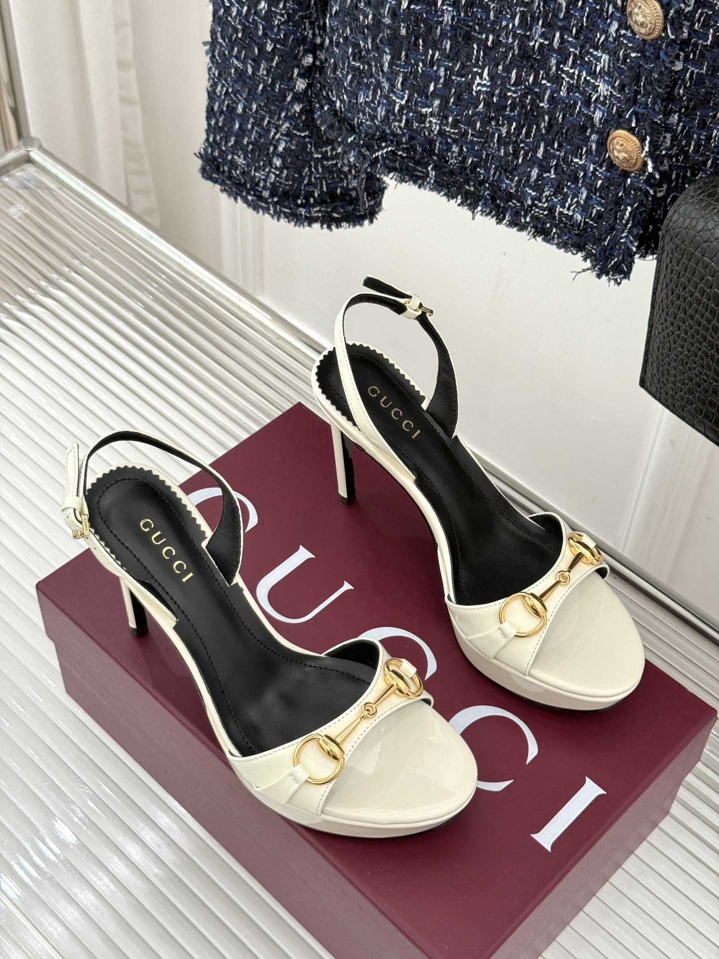 Gucci/古驰26WF新品马衔扣 鱼嘴防水台细跟高跟凉鞋 演绎复古奢华与现代气场的融合之作。 标志性金属马衔扣点缀鱼嘴