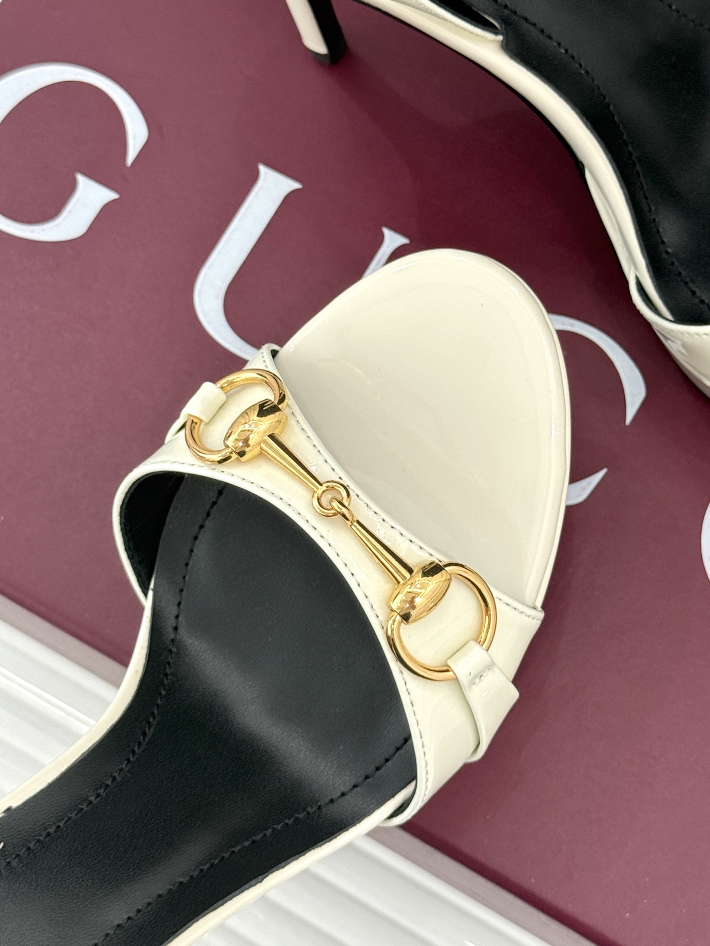 Gucci/古驰26WF新品马衔扣 鱼嘴防水台细跟高跟凉鞋 演绎复古奢华与现代气场的融合之作。 标志性金属马衔扣点缀鱼嘴
