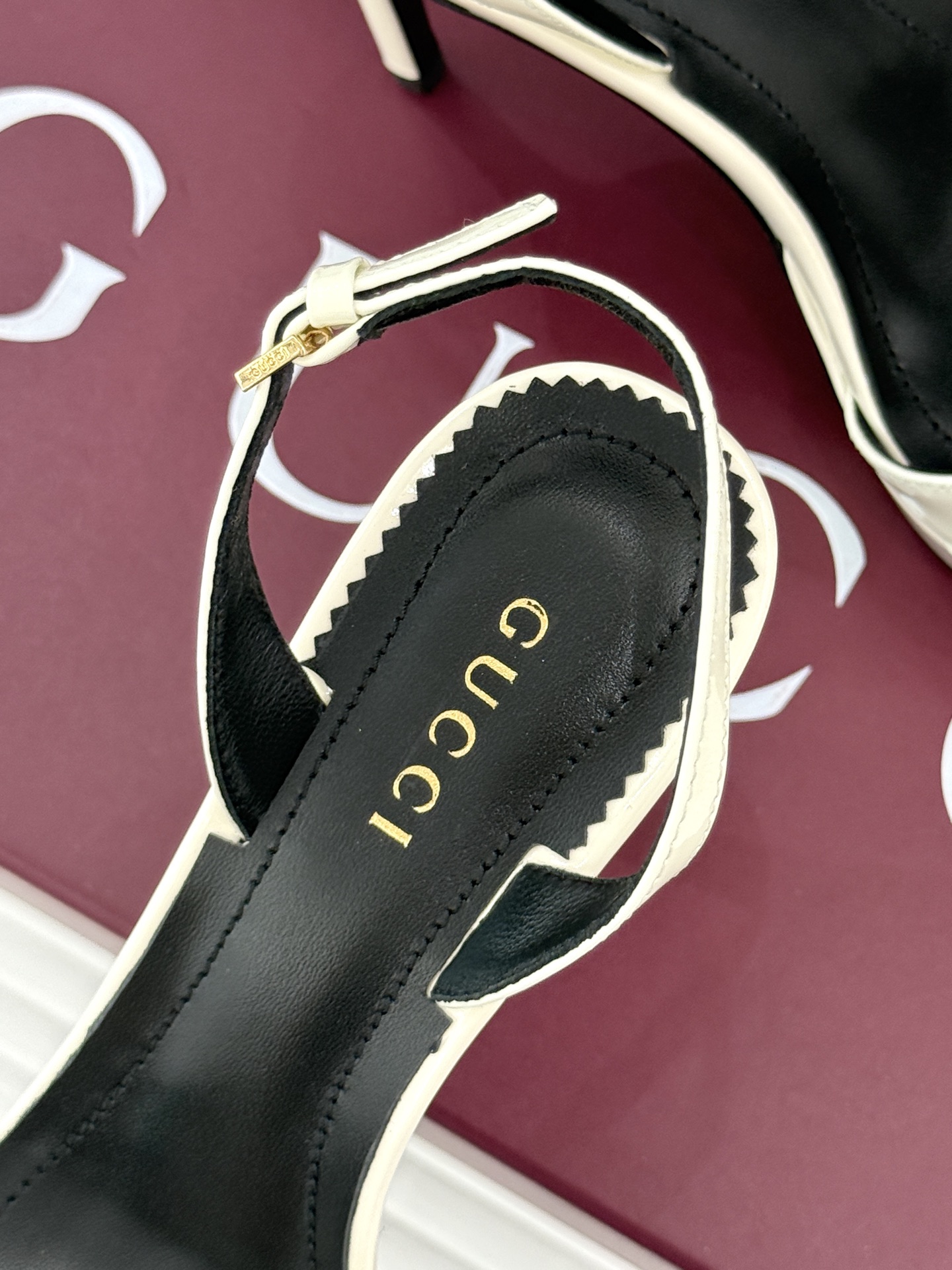 Gucci/古驰26WF新品马衔扣 鱼嘴防水台细跟高跟凉鞋 演绎复古奢华与现代气场的融合之作。 标志性金属马衔扣点缀鱼嘴