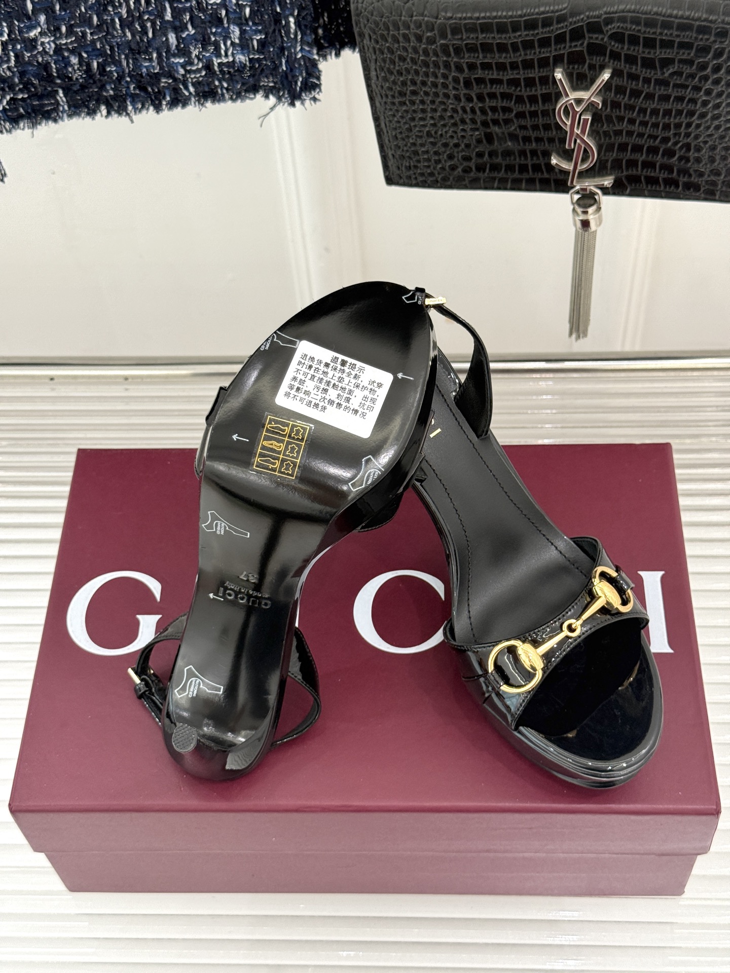 Gucci/古驰26WF新品马衔扣 鱼嘴防水台细跟高跟凉鞋 演绎复古奢华与现代气场的融合之作。 标志性金属马衔扣点缀鱼嘴