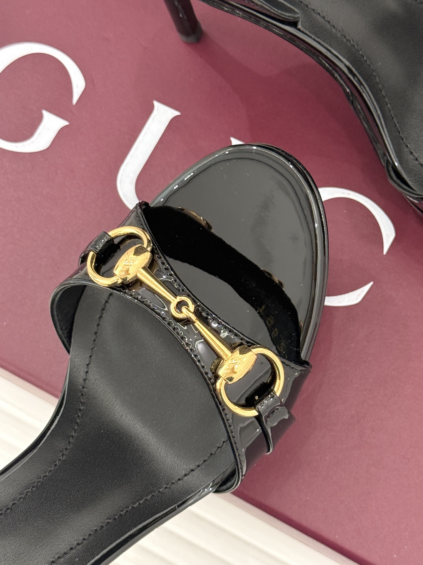 Gucci/古驰26WF新品马衔扣 鱼嘴防水台细跟高跟凉鞋 演绎复古奢华与现代气场的融合之作。 标志性金属马衔扣点缀鱼嘴