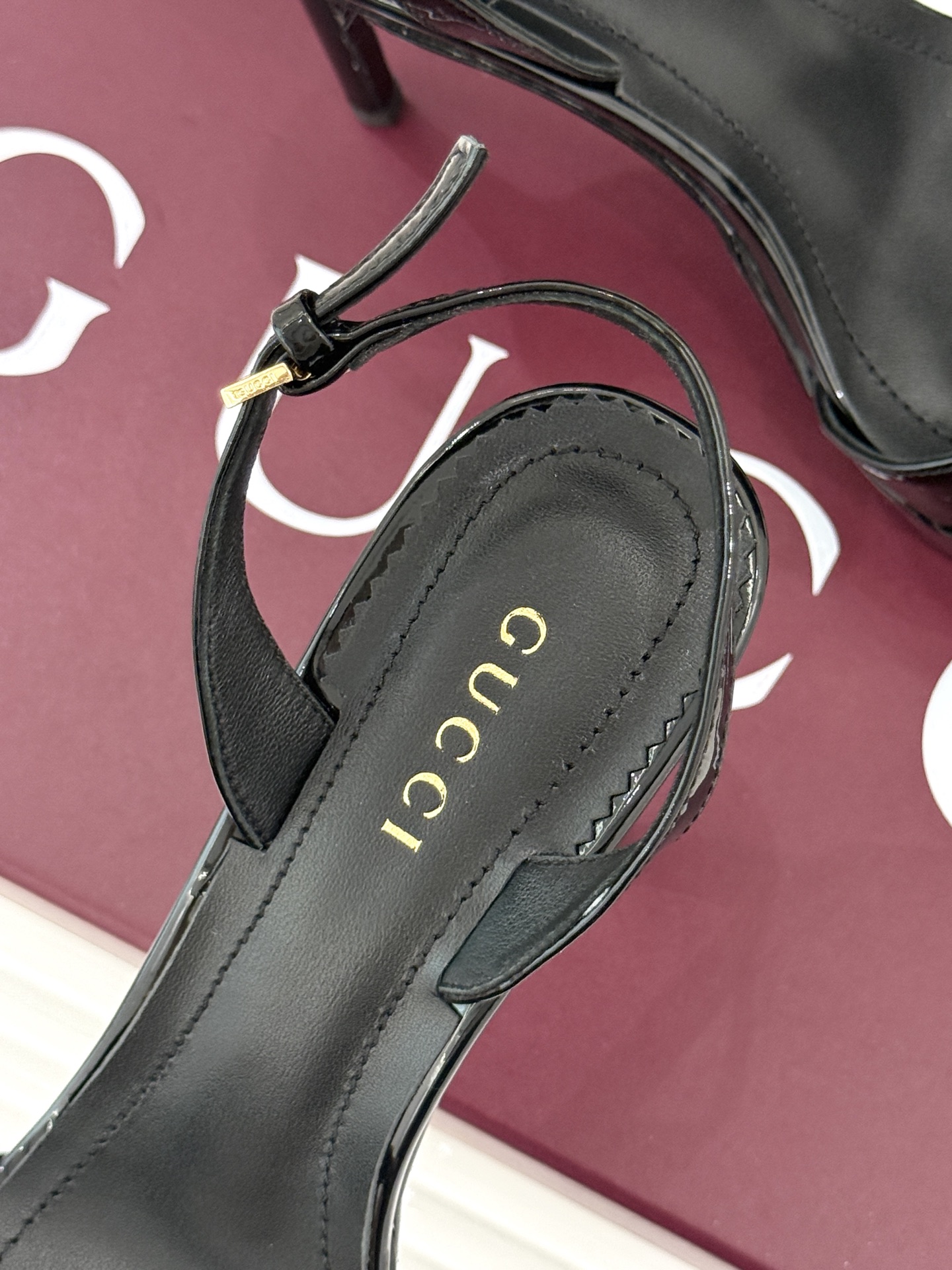 Gucci/古驰26WF新品马衔扣 鱼嘴防水台细跟高跟凉鞋 演绎复古奢华与现代气场的融合之作。 标志性金属马衔扣点缀鱼嘴