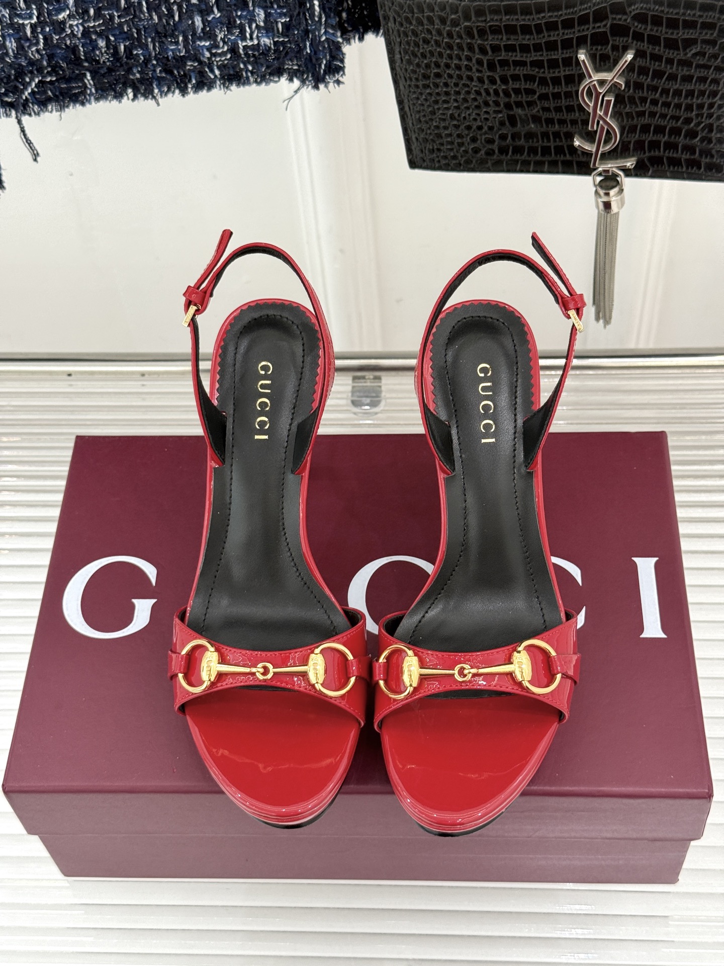 Gucci/古驰26WF新品马衔扣 鱼嘴防水台细跟高跟凉鞋 演绎复古奢华与现代气场的融合之作。 标志性金属马衔扣点缀鱼嘴