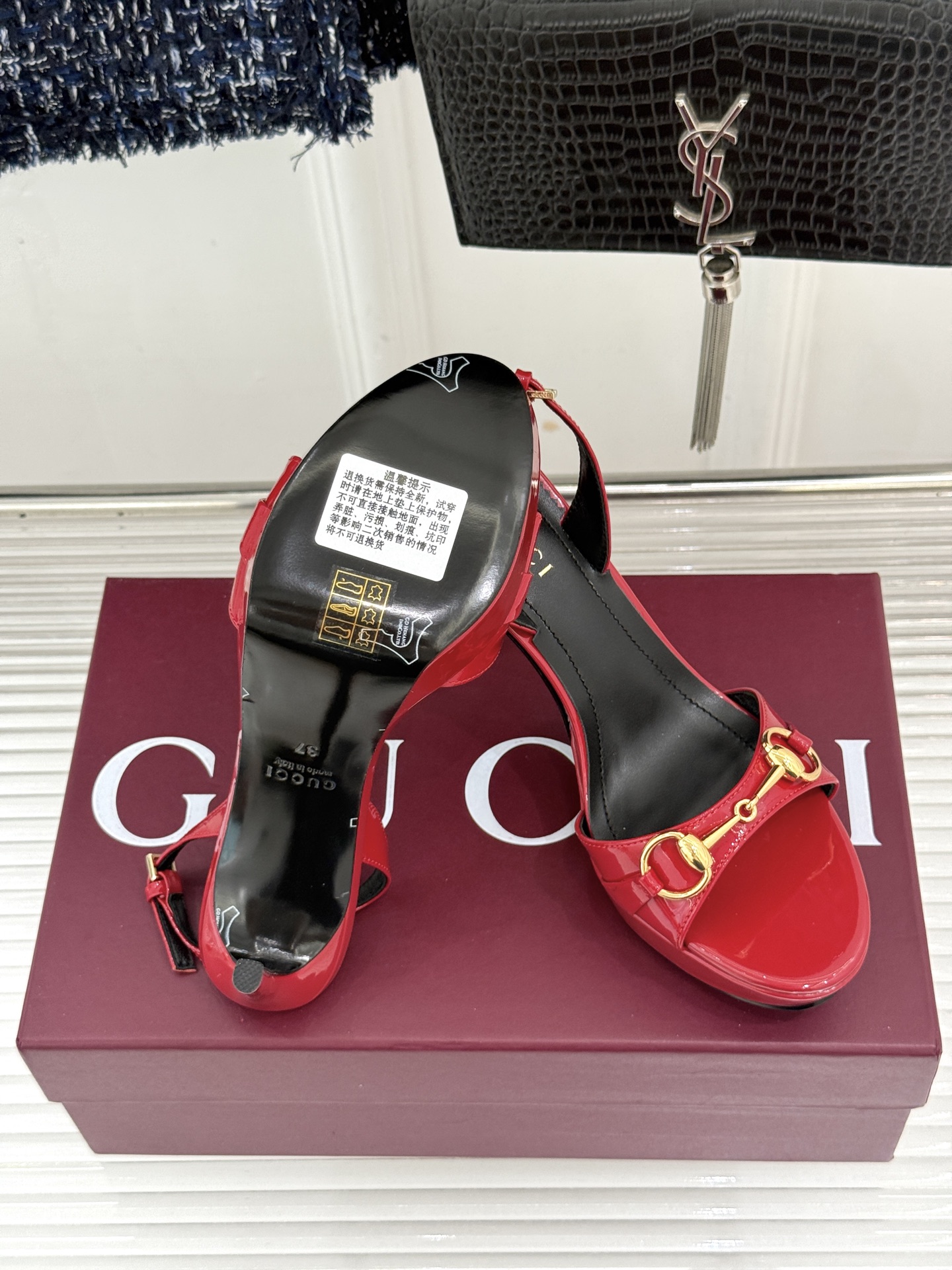 Gucci/古驰26WF新品马衔扣 鱼嘴防水台细跟高跟凉鞋 演绎复古奢华与现代气场的融合之作。 标志性金属马衔扣点缀鱼嘴