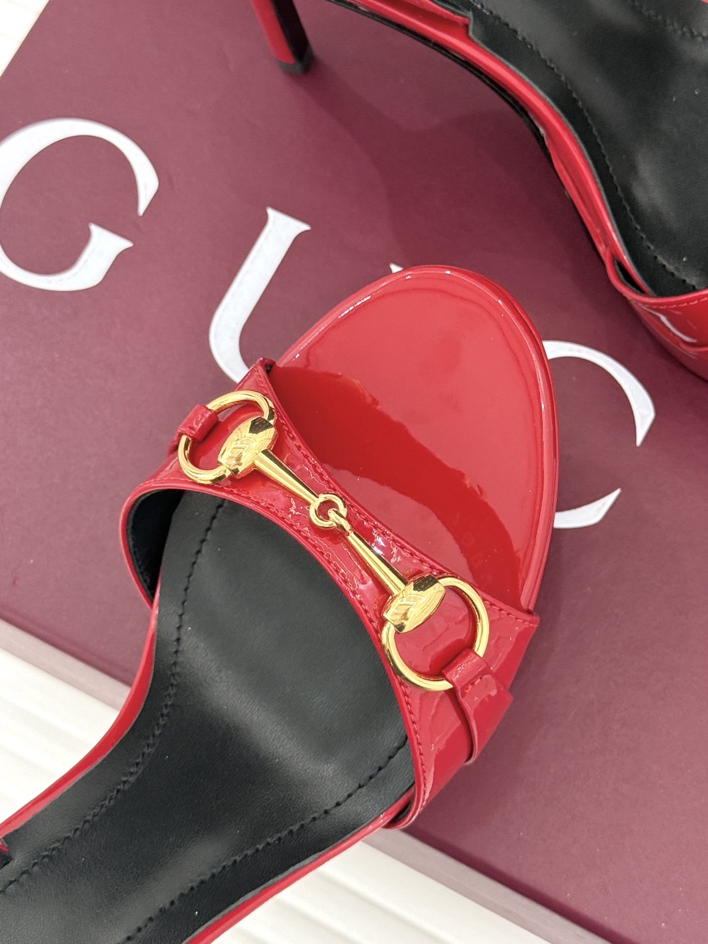 Gucci/古驰26WF新品马衔扣 鱼嘴防水台细跟高跟凉鞋 演绎复古奢华与现代气场的融合之作。 标志性金属马衔扣点缀鱼嘴