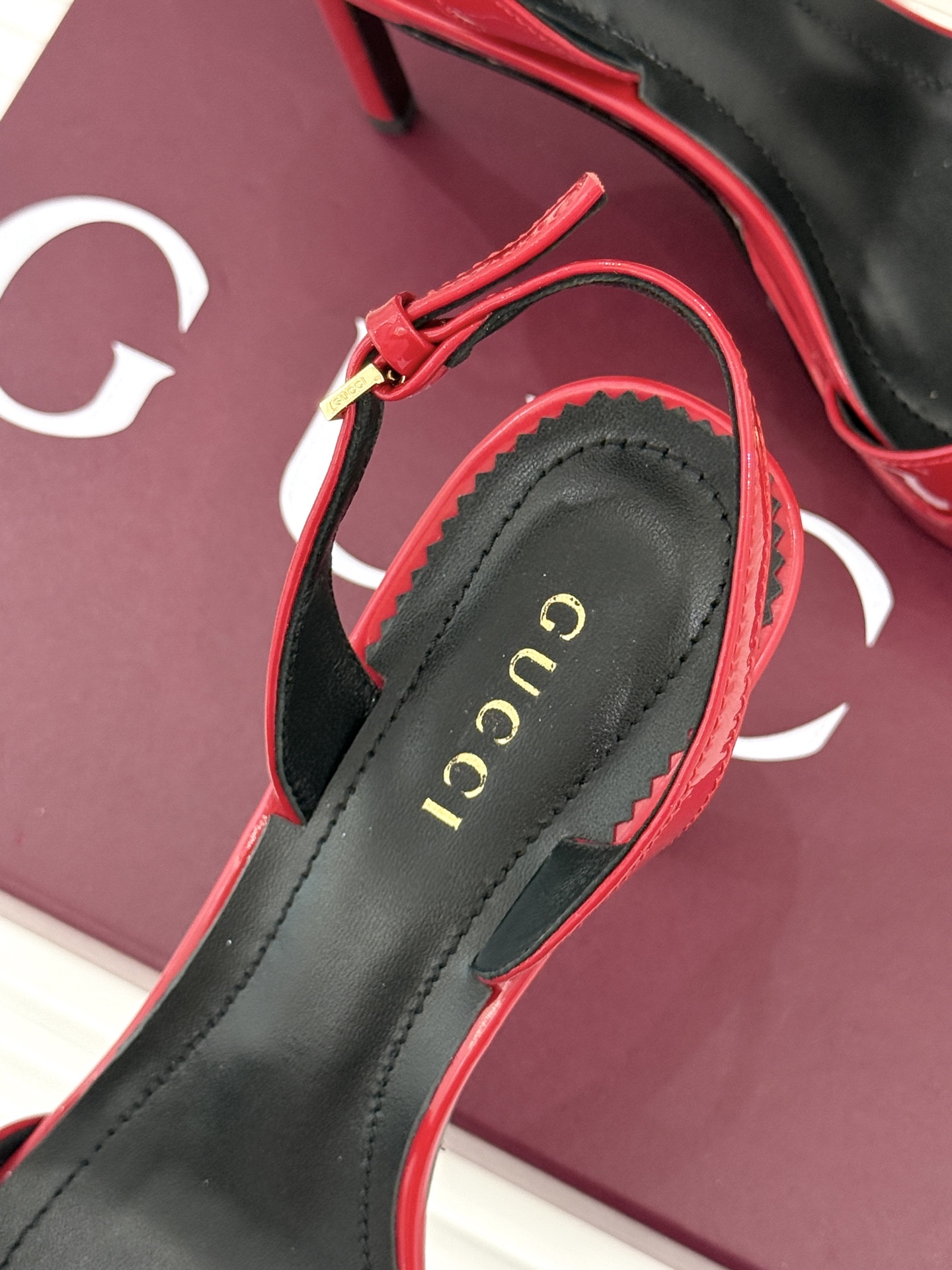 Gucci/古驰26WF新品马衔扣 鱼嘴防水台细跟高跟凉鞋 演绎复古奢华与现代气场的融合之作。 标志性金属马衔扣点缀鱼嘴
