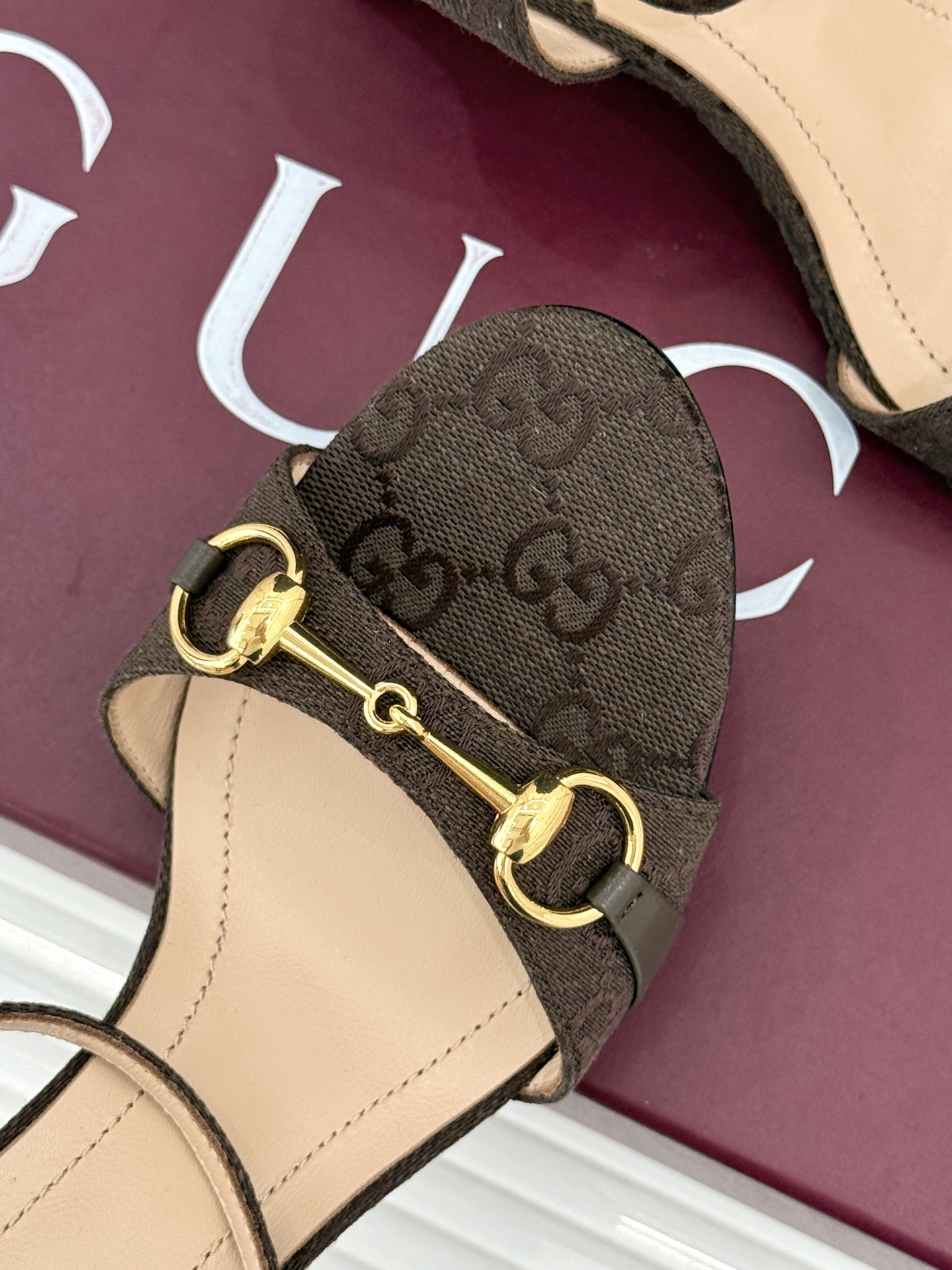 Gucci/古驰26WF新品马衔扣 坡跟凉鞋 浅金马衔扣复古辨识度高 坡跟稳当久走不累脚 露趾剪裁巧饰纤细足型 意式缝线 Gucci/古驰26WF新品马衔扣 坡跟凉鞋 浅金马衔扣复古辨识度高 坡跟稳当久走不累脚 露趾剪裁巧饰纤细足型 意式缝线