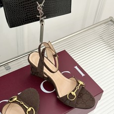 Gucci/古驰26WF新品马衔扣 坡跟凉鞋 浅金马衔扣复古辨识度高 坡跟稳当久走不累脚 露趾剪裁巧饰纤细足型 意式缝线 Gucci/古驰26WF新品马衔扣 坡跟凉鞋 浅金马衔扣复古辨识度高 坡跟稳当久走不累脚 露趾剪裁巧饰纤细足型 意式缝线