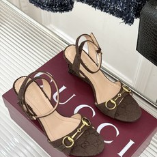 Gucci/古驰26WF新品马衔扣 坡跟凉鞋 浅金马衔扣复古辨识度高 坡跟稳当久走不累脚 露趾剪裁巧饰纤细足型 意式缝线 Gucci/古驰26WF新品马衔扣 坡跟凉鞋 浅金马衔扣复古辨识度高 坡跟稳当久走不累脚 露趾剪裁巧饰纤细足型 意式缝线