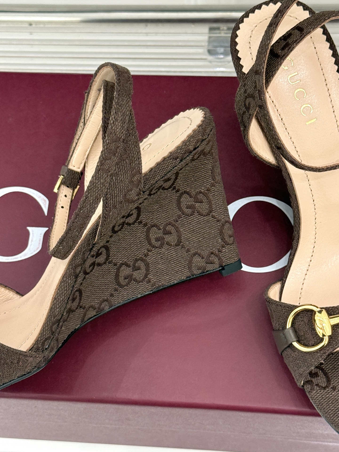 Gucci/古驰26WF新品马衔扣 坡跟凉鞋 浅金马衔扣复古辨识度高 坡跟稳当久走不累脚 露趾剪裁巧饰纤细足型 意式缝线 Gucci/古驰26WF新品马衔扣 坡跟凉鞋 浅金马衔扣复古辨识度高 坡跟稳当久走不累脚 露趾剪裁巧饰纤细足型 意式缝线