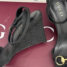 Gucci/古驰26WF新品马衔扣 坡跟凉鞋 浅金马衔扣复古辨识度高 坡跟稳当久走不累脚 露趾剪裁巧饰纤细足型 意式缝线 Gucci/古驰26WF新品马衔扣 坡跟凉鞋 浅金马衔扣复古辨识度高 坡跟稳当久走不累脚 露趾剪裁巧饰纤细足型 意式缝线