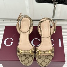 Gucci/古驰26WF新品马衔扣 坡跟凉鞋 浅金马衔扣复古辨识度高 坡跟稳当久走不累脚 露趾剪裁巧饰纤细足型 意式缝线 Gucci/古驰26WF新品马衔扣 坡跟凉鞋 浅金马衔扣复古辨识度高 坡跟稳当久走不累脚 露趾剪裁巧饰纤细足型 意式缝线