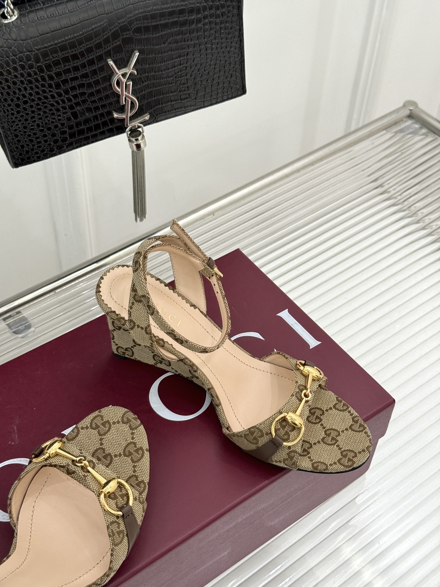 Gucci/古驰26WF新品马衔扣 坡跟凉鞋 浅金马衔扣复古辨识度高 坡跟稳当久走不累脚 露趾剪裁巧饰纤细足型 意式缝线 Gucci/古驰26WF新品马衔扣 坡跟凉鞋 浅金马衔扣复古辨识度高 坡跟稳当久走不累脚 露趾剪裁巧饰纤细足型 意式缝线