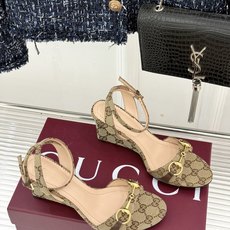 Gucci/古驰26WF新品马衔扣 坡跟凉鞋 浅金马衔扣复古辨识度高 坡跟稳当久走不累脚 露趾剪裁巧饰纤细足型 意式缝线 Gucci/古驰26WF新品马衔扣 坡跟凉鞋 浅金马衔扣复古辨识度高 坡跟稳当久走不累脚 露趾剪裁巧饰纤细足型 意式缝线
