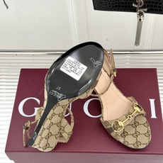 Gucci/古驰26WF新品马衔扣 坡跟凉鞋 浅金马衔扣复古辨识度高 坡跟稳当久走不累脚 露趾剪裁巧饰纤细足型 意式缝线 Gucci/古驰26WF新品马衔扣 坡跟凉鞋 浅金马衔扣复古辨识度高 坡跟稳当久走不累脚 露趾剪裁巧饰纤细足型 意式缝线