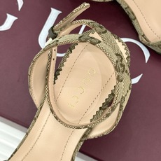 Gucci/古驰26WF新品马衔扣 坡跟凉鞋 浅金马衔扣复古辨识度高 坡跟稳当久走不累脚 露趾剪裁巧饰纤细足型 意式缝线 Gucci/古驰26WF新品马衔扣 坡跟凉鞋 浅金马衔扣复古辨识度高 坡跟稳当久走不累脚 露趾剪裁巧饰纤细足型 意式缝线
