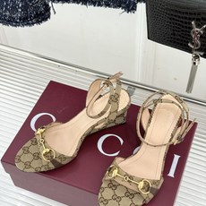 Gucci/古驰26WF新品马衔扣 坡跟凉鞋 浅金马衔扣复古辨识度高 坡跟稳当久走不累脚 露趾剪裁巧饰纤细足型 意式缝线 Gucci/古驰26WF新品马衔扣 坡跟凉鞋 浅金马衔扣复古辨识度高 坡跟稳当久走不累脚 露趾剪裁巧饰纤细足型 意式缝线