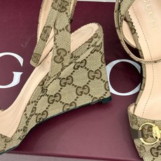 Gucci/古驰26WF新品马衔扣 坡跟凉鞋 浅金马衔扣复古辨识度高 坡跟稳当久走不累脚 露趾剪裁巧饰纤细足型 意式缝线 Gucci/古驰26WF新品马衔扣 坡跟凉鞋 浅金马衔扣复古辨识度高 坡跟稳当久走不累脚 露趾剪裁巧饰纤细足型 意式缝线