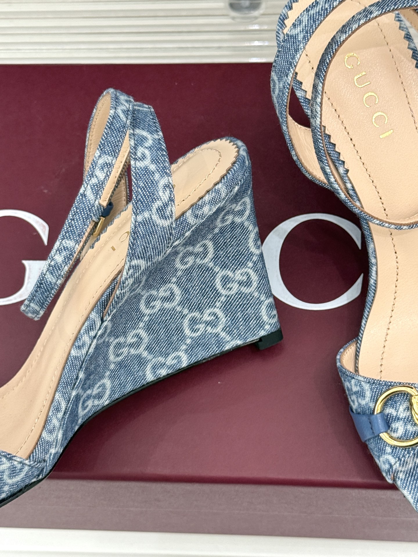 Gucci/古驰26WF新品马衔扣 坡跟凉鞋 浅金马衔扣复古辨识度高 坡跟稳当久走不累脚 露趾剪裁巧饰纤细足型 意式缝线 Gucci/古驰26WF新品马衔扣 坡跟凉鞋 浅金马衔扣复古辨识度高 坡跟稳当久走不累脚 露趾剪裁巧饰纤细足型 意式缝线