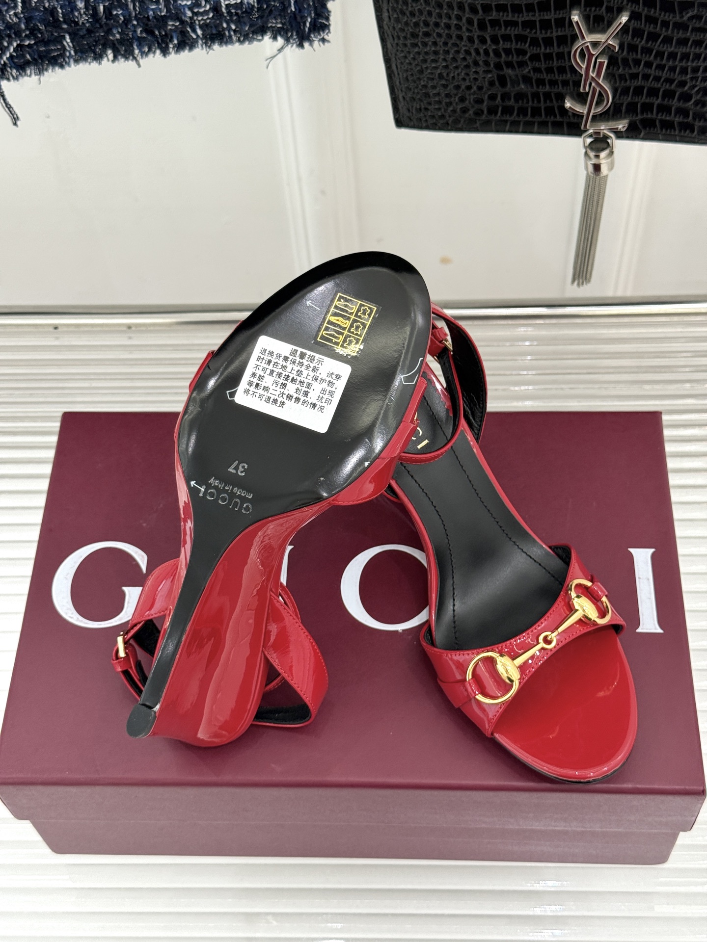 Gucci/古驰26WF新品马衔扣 坡跟凉鞋 浅金马衔扣复古辨识度高 坡跟稳当久走不累脚 露趾剪裁巧饰纤细足型 意式缝线