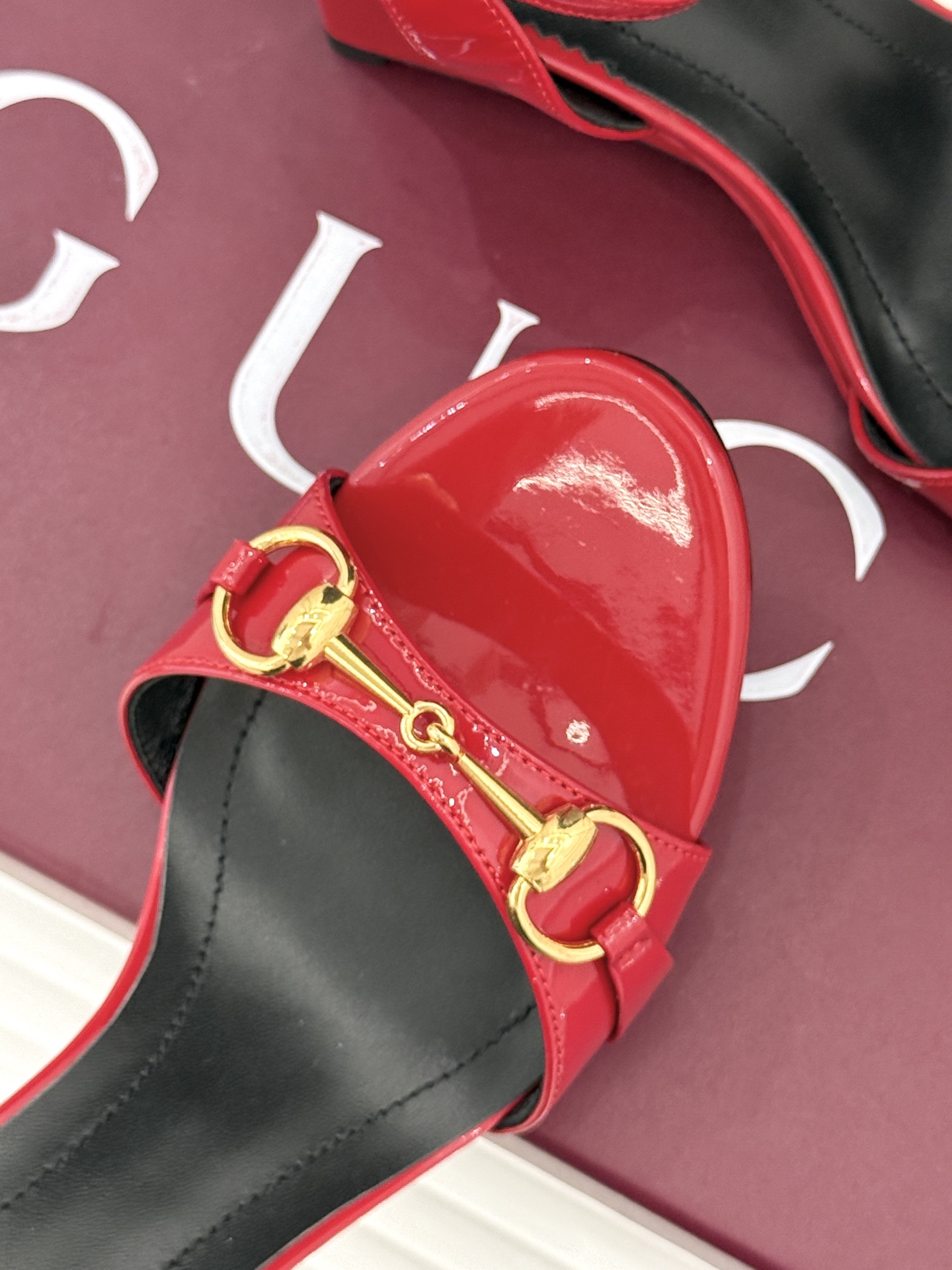 Gucci/古驰26WF新品马衔扣 坡跟凉鞋 浅金马衔扣复古辨识度高 坡跟稳当久走不累脚 露趾剪裁巧饰纤细足型 意式缝线