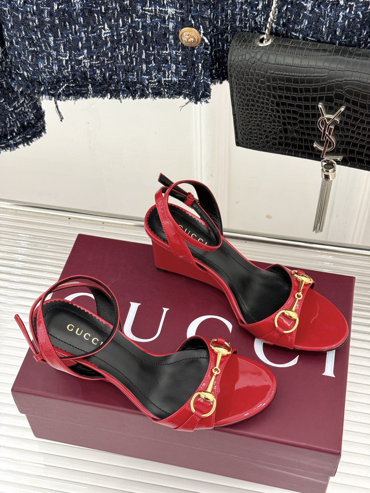 Gucci/古驰26WF新品马衔扣 坡跟凉鞋 浅金马衔扣复古辨识度高 坡跟稳当久走不累脚 露趾剪裁巧饰纤细足型 意式缝线