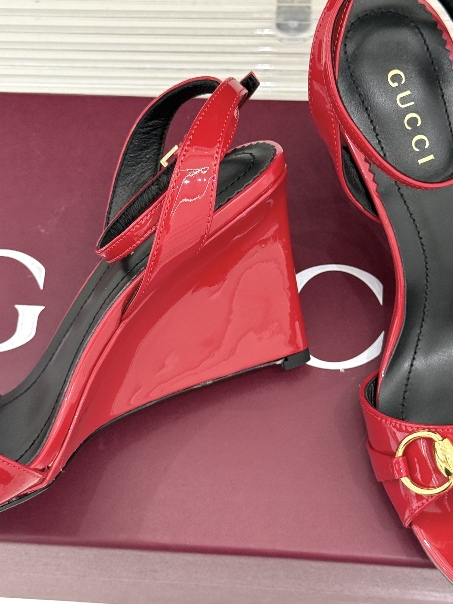 Gucci/古驰26WF新品马衔扣 坡跟凉鞋 浅金马衔扣复古辨识度高 坡跟稳当久走不累脚 露趾剪裁巧饰纤细足型 意式缝线