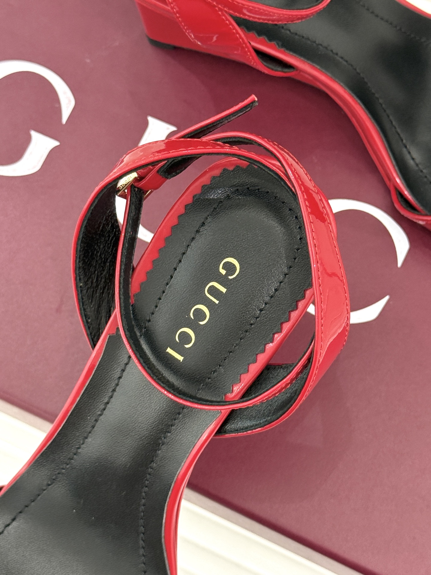 Gucci/古驰26WF新品马衔扣 坡跟凉鞋 浅金马衔扣复古辨识度高 坡跟稳当久走不累脚 露趾剪裁巧饰纤细足型 意式缝线