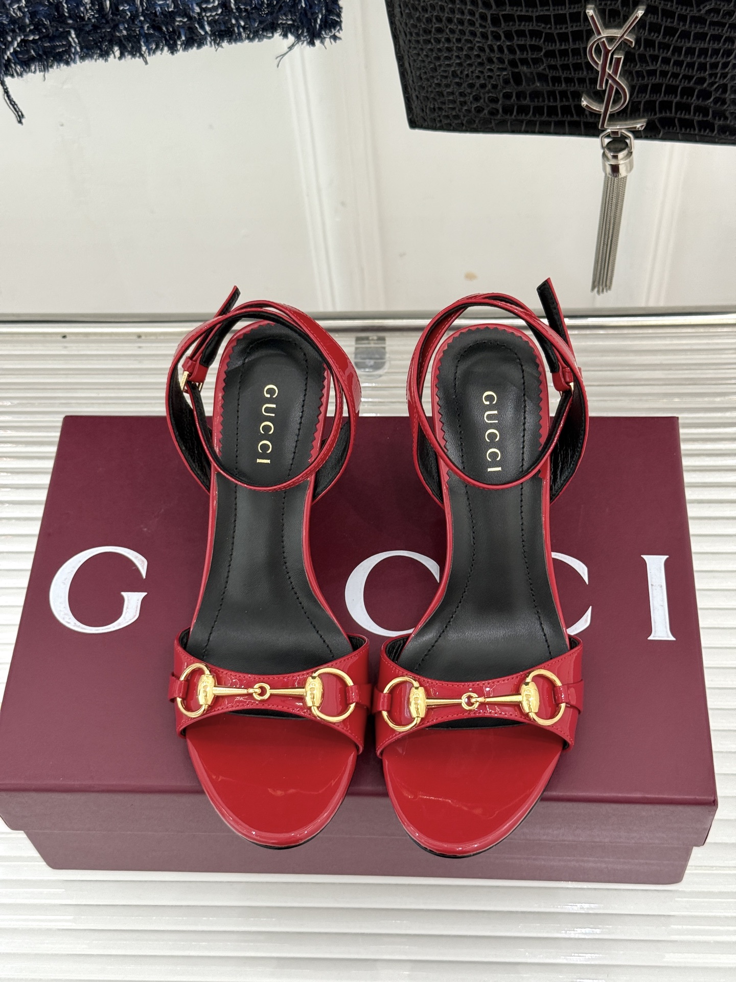 Gucci/古驰26WF新品马衔扣 坡跟凉鞋 浅金马衔扣复古辨识度高 坡跟稳当久走不累脚 露趾剪裁巧饰纤细足型 意式缝线
