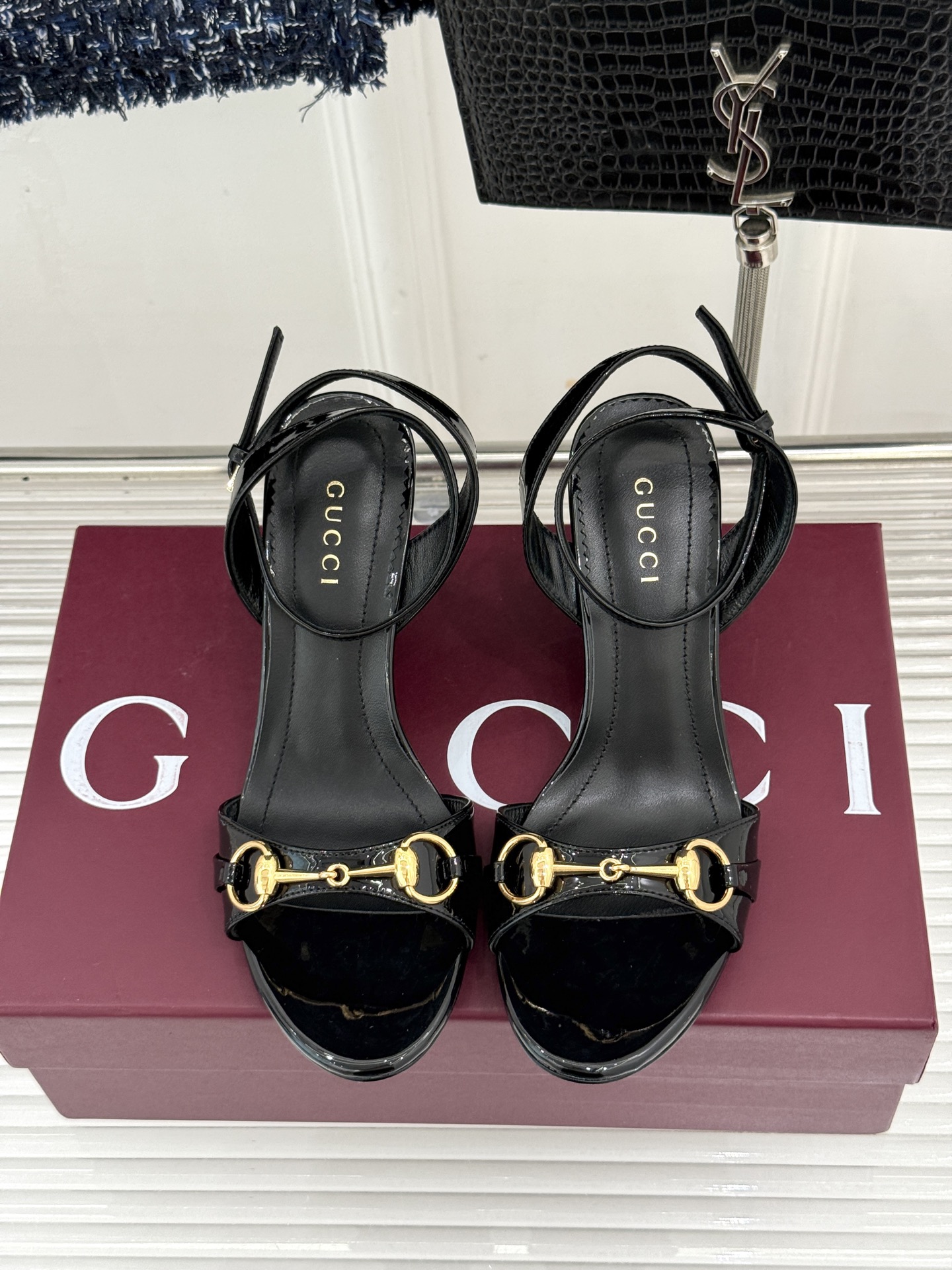 Gucci/古驰26WF新品马衔扣 坡跟凉鞋 浅金马衔扣复古辨识度高 坡跟稳当久走不累脚 露趾剪裁巧饰纤细足型 意式缝线