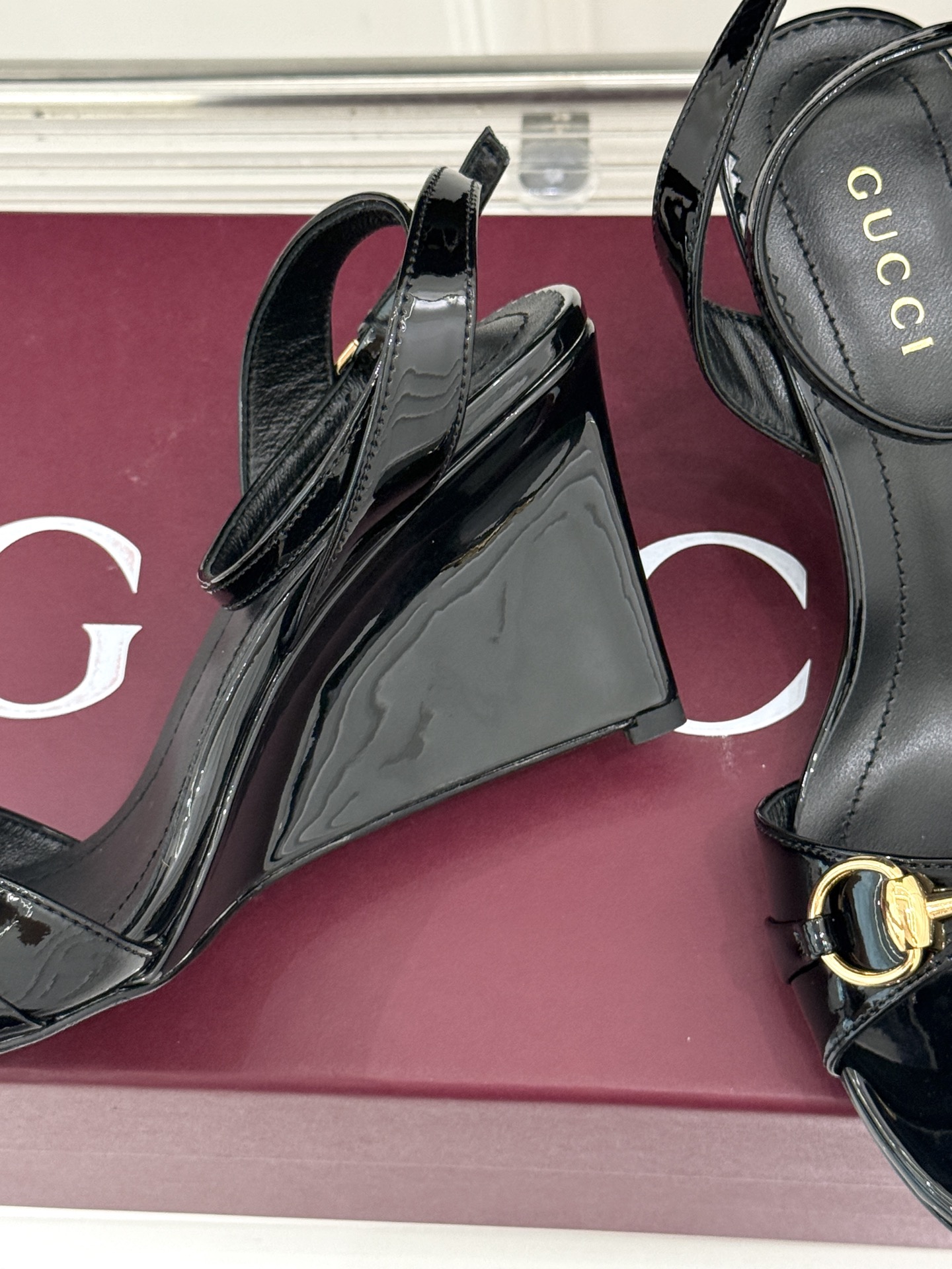 Gucci/古驰26WF新品马衔扣 坡跟凉鞋 浅金马衔扣复古辨识度高 坡跟稳当久走不累脚 露趾剪裁巧饰纤细足型 意式缝线