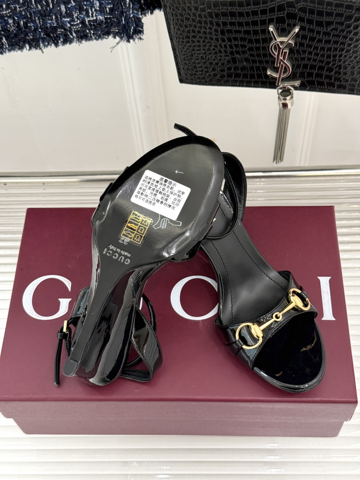 Gucci/古驰26WF新品马衔扣 坡跟凉鞋 浅金马衔扣复古辨识度高 坡跟稳当久走不累脚 露趾剪裁巧饰纤细足型 意式缝线