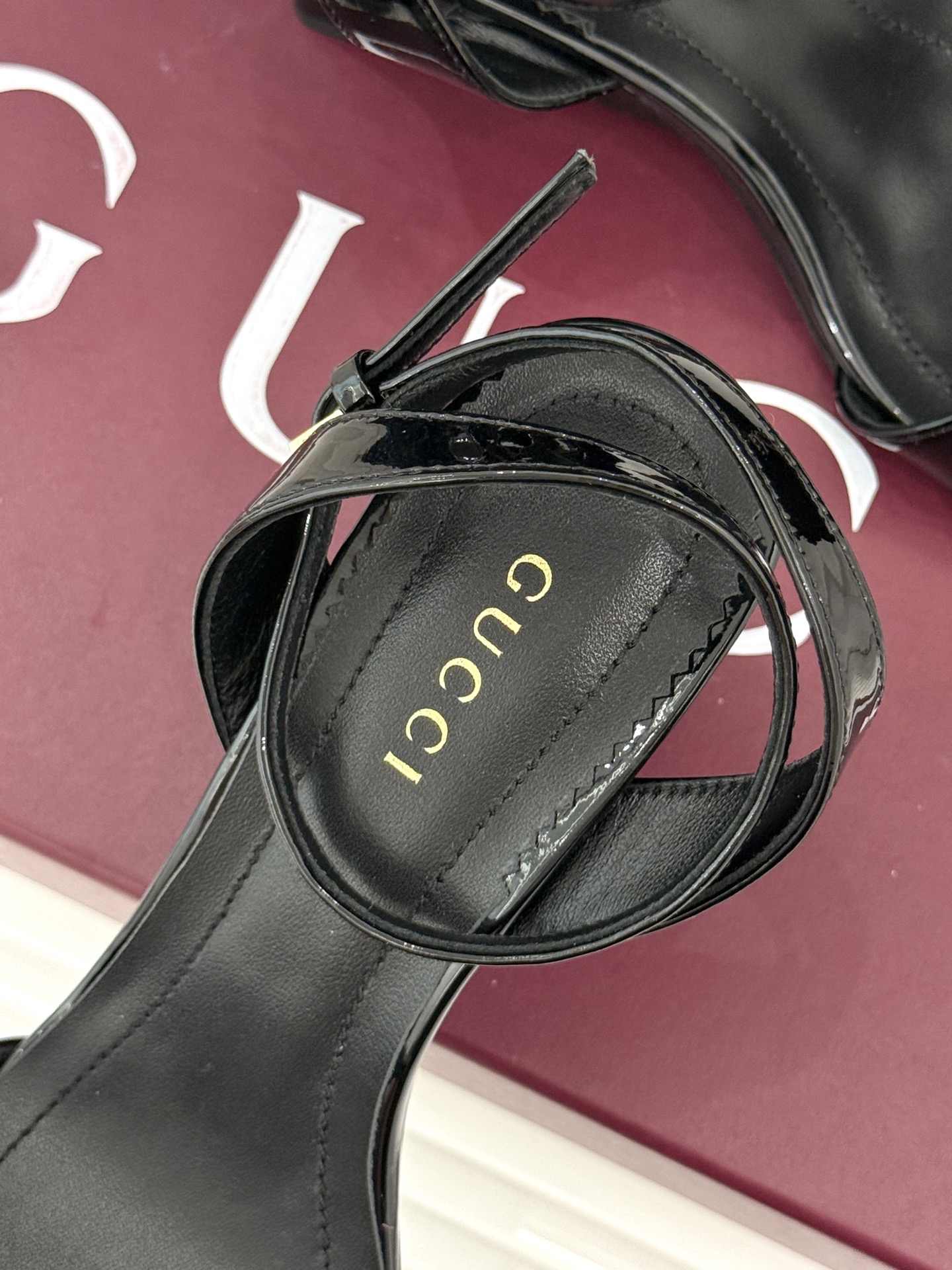 Gucci/古驰26WF新品马衔扣 坡跟凉鞋 浅金马衔扣复古辨识度高 坡跟稳当久走不累脚 露趾剪裁巧饰纤细足型 意式缝线