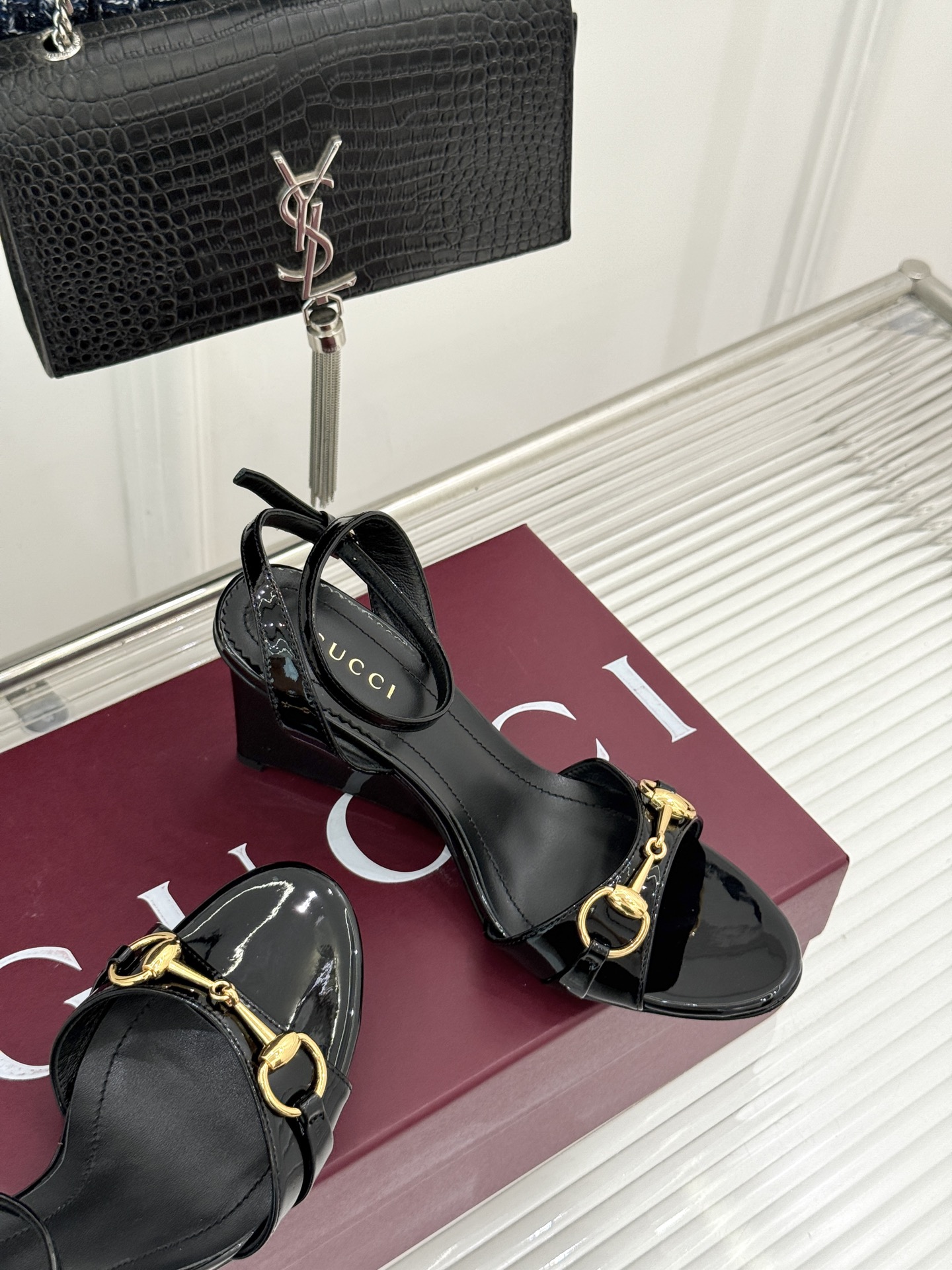 Gucci/古驰26WF新品马衔扣 坡跟凉鞋 浅金马衔扣复古辨识度高 坡跟稳当久走不累脚 露趾剪裁巧饰纤细足型 意式缝线