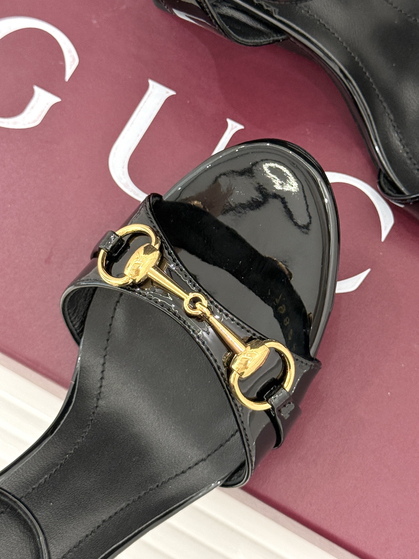 Gucci/古驰26WF新品马衔扣 坡跟凉鞋 浅金马衔扣复古辨识度高 坡跟稳当久走不累脚 露趾剪裁巧饰纤细足型 意式缝线