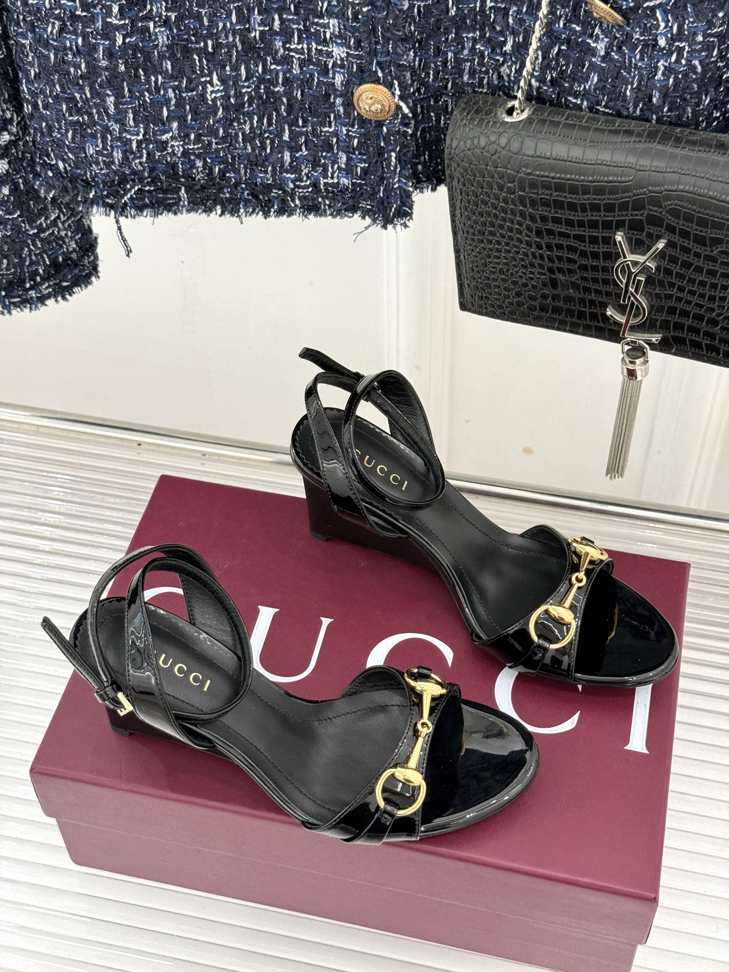 Gucci/古驰26WF新品马衔扣 坡跟凉鞋 浅金马衔扣复古辨识度高 坡跟稳当久走不累脚 露趾剪裁巧饰纤细足型 意式缝线