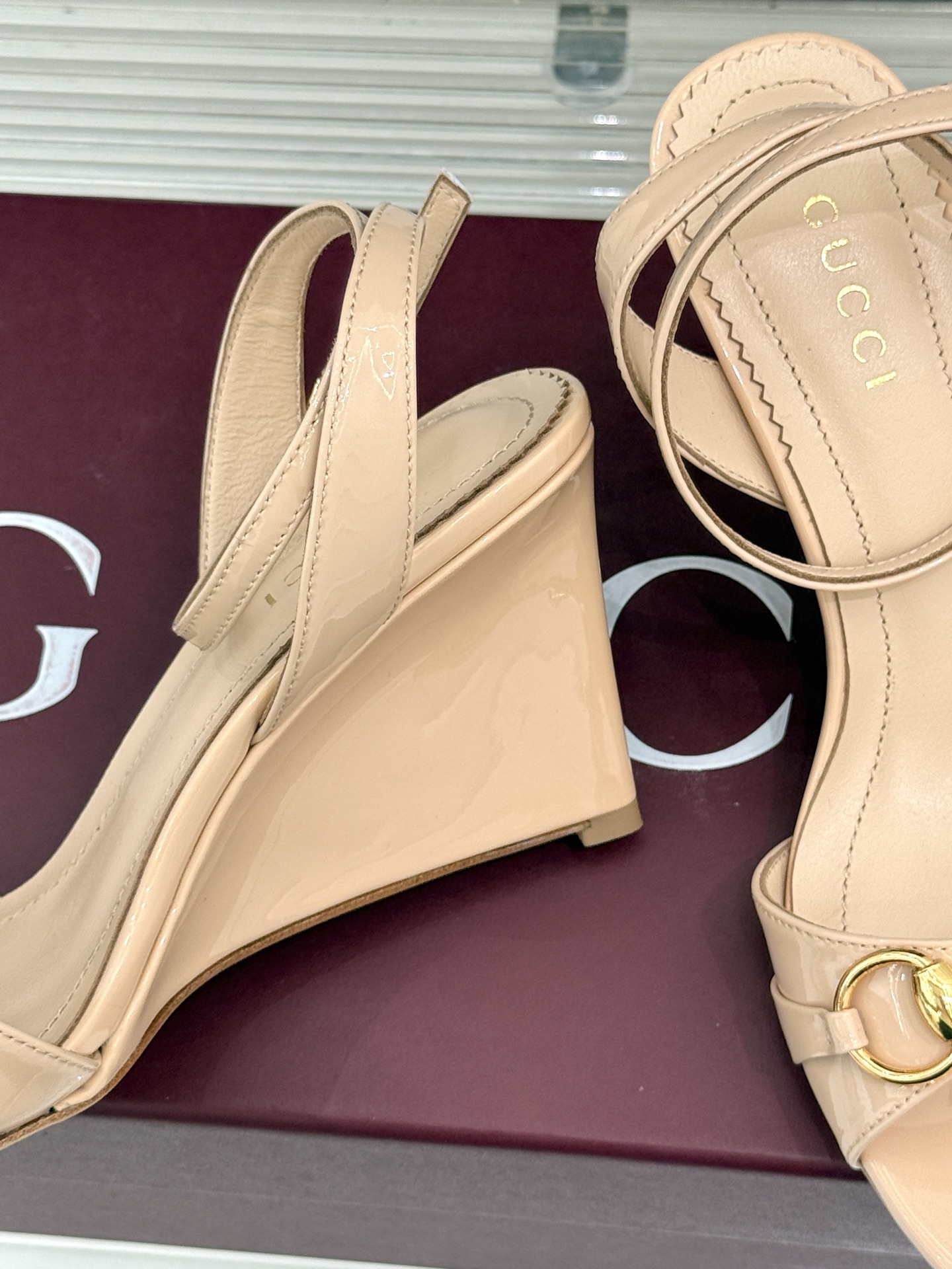 Gucci/古驰26WF新品马衔扣 坡跟凉鞋 浅金马衔扣复古辨识度高 坡跟稳当久走不累脚 露趾剪裁巧饰纤细足型 意式缝线 Gucci/古驰26WF新品马衔扣 坡跟凉鞋 浅金马衔扣复古辨识度高 坡跟稳当久走不累脚 露趾剪裁巧饰纤细足型 意式缝线