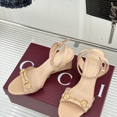 Gucci/古驰26WF新品马衔扣 坡跟凉鞋 浅金马衔扣复古辨识度高 坡跟稳当久走不累脚 露趾剪裁巧饰纤细足型 意式缝线 Gucci/古驰26WF新品马衔扣 坡跟凉鞋 浅金马衔扣复古辨识度高 坡跟稳当久走不累脚 露趾剪裁巧饰纤细足型 意式缝线