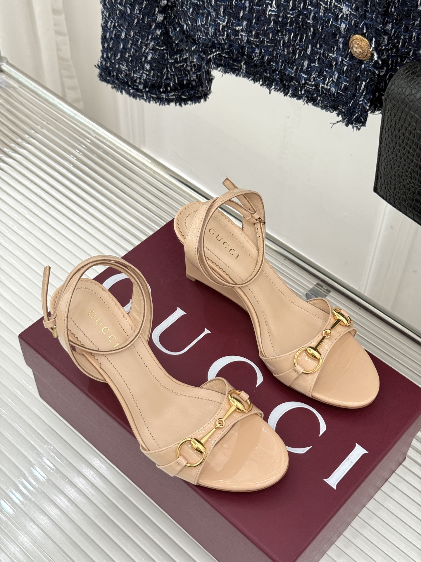 Gucci/古驰26WF新品马衔扣 坡跟凉鞋 浅金马衔扣复古辨识度高 坡跟稳当久走不累脚 露趾剪裁巧饰纤细足型 意式缝线 Gucci/古驰26WF新品马衔扣 坡跟凉鞋 浅金马衔扣复古辨识度高 坡跟稳当久走不累脚 露趾剪裁巧饰纤细足型 意式缝线
