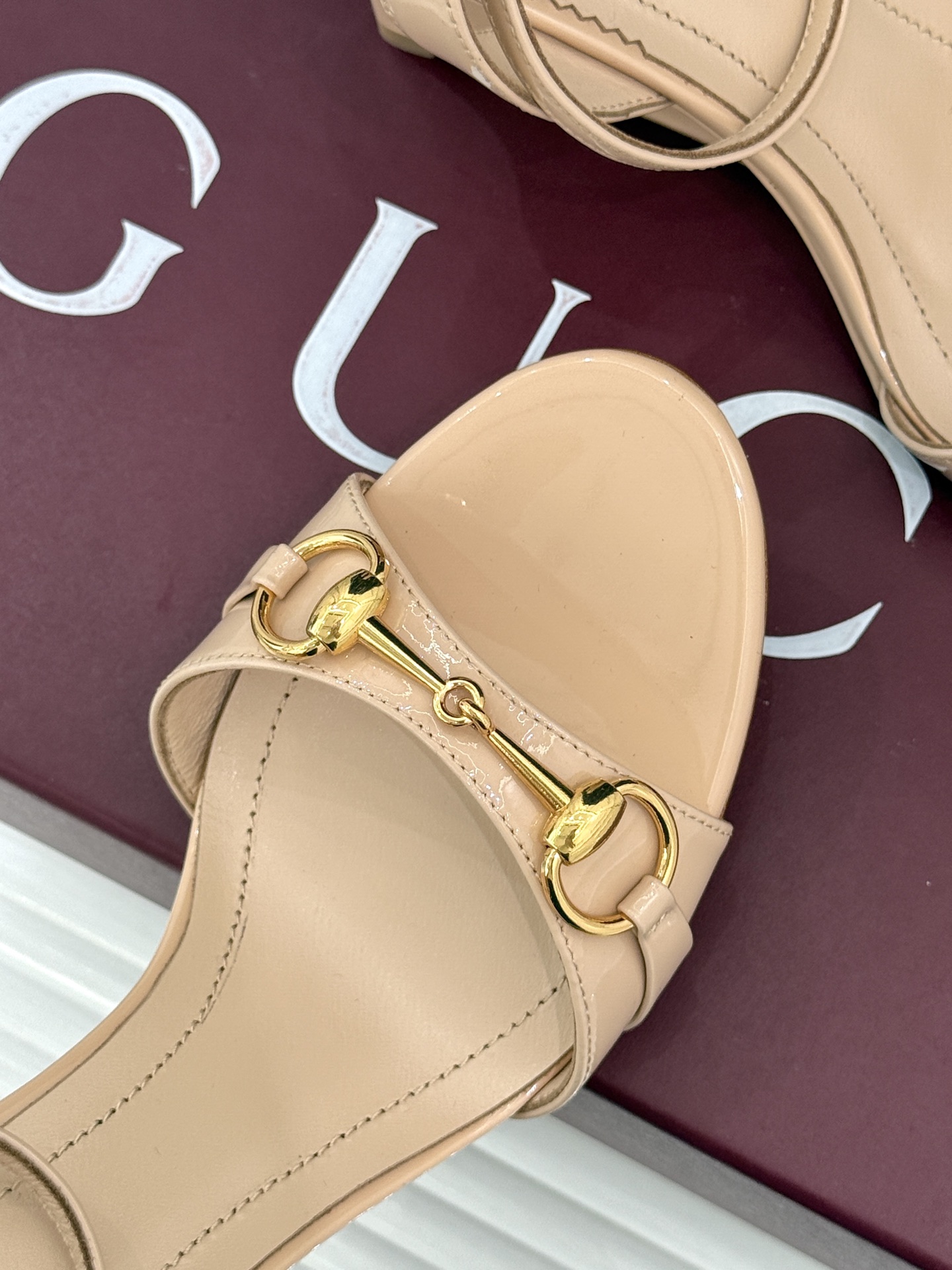 Gucci/古驰26WF新品马衔扣 坡跟凉鞋 浅金马衔扣复古辨识度高 坡跟稳当久走不累脚 露趾剪裁巧饰纤细足型 意式缝线 Gucci/古驰26WF新品马衔扣 坡跟凉鞋 浅金马衔扣复古辨识度高 坡跟稳当久走不累脚 露趾剪裁巧饰纤细足型 意式缝线