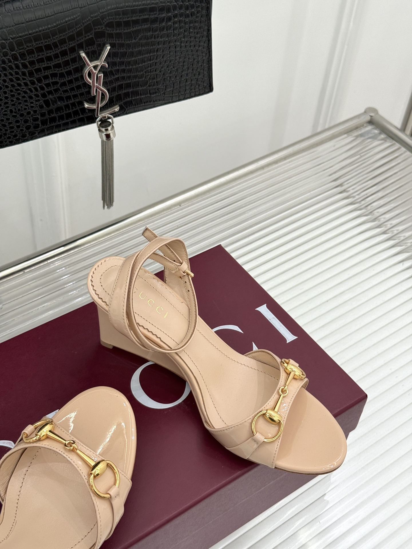 Gucci/古驰26WF新品马衔扣 坡跟凉鞋 浅金马衔扣复古辨识度高 坡跟稳当久走不累脚 露趾剪裁巧饰纤细足型 意式缝线 Gucci/古驰26WF新品马衔扣 坡跟凉鞋 浅金马衔扣复古辨识度高 坡跟稳当久走不累脚 露趾剪裁巧饰纤细足型 意式缝线