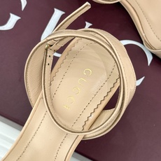 Gucci/古驰26WF新品马衔扣 坡跟凉鞋 浅金马衔扣复古辨识度高 坡跟稳当久走不累脚 露趾剪裁巧饰纤细足型 意式缝线 Gucci/古驰26WF新品马衔扣 坡跟凉鞋 浅金马衔扣复古辨识度高 坡跟稳当久走不累脚 露趾剪裁巧饰纤细足型 意式缝线