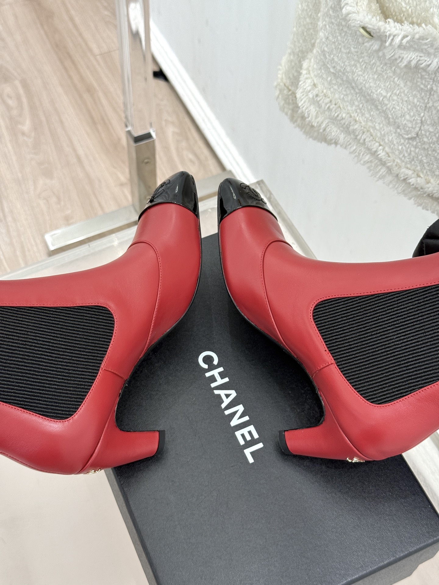 CHANE*|小香26B新品极简 方头拼色切尔西高跟短靴 香奈儿26B新靴封神 重构经典切尔西型 极简方头利落显质感 上 CHANE*|小香26B新品极简 方头拼色切尔西高跟短靴 香奈儿26B新靴封神 重构经典切尔西型 极简方头利落显质感 上