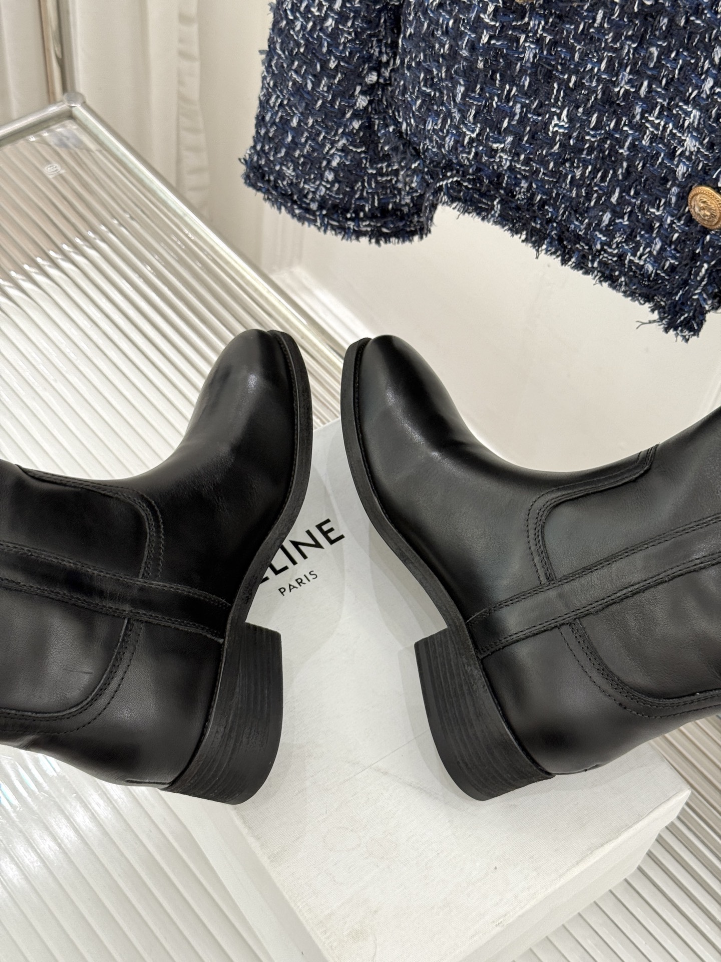 Celine /塞琳经典母复古西部牛仔靴短靴 它以经典的西部牛仔靴为蓝本 靴口那对极具辨识度的耳朵字母装饰 巧妙融入Ce