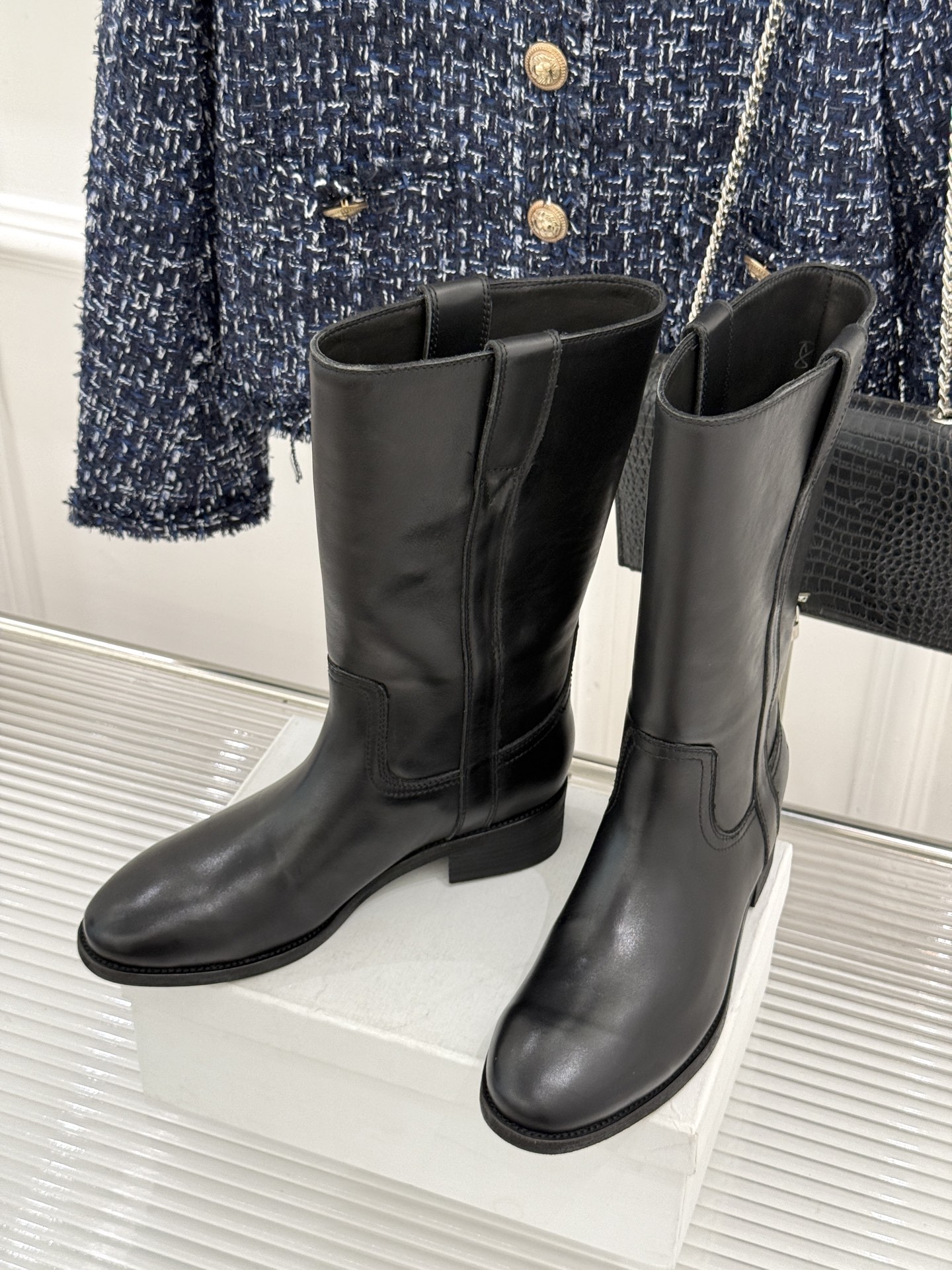 Celine /塞琳经典母复古西部牛仔靴短靴 它以经典的西部牛仔靴为蓝本 靴口那对极具辨识度的耳朵字母装饰 巧妙融入Ce