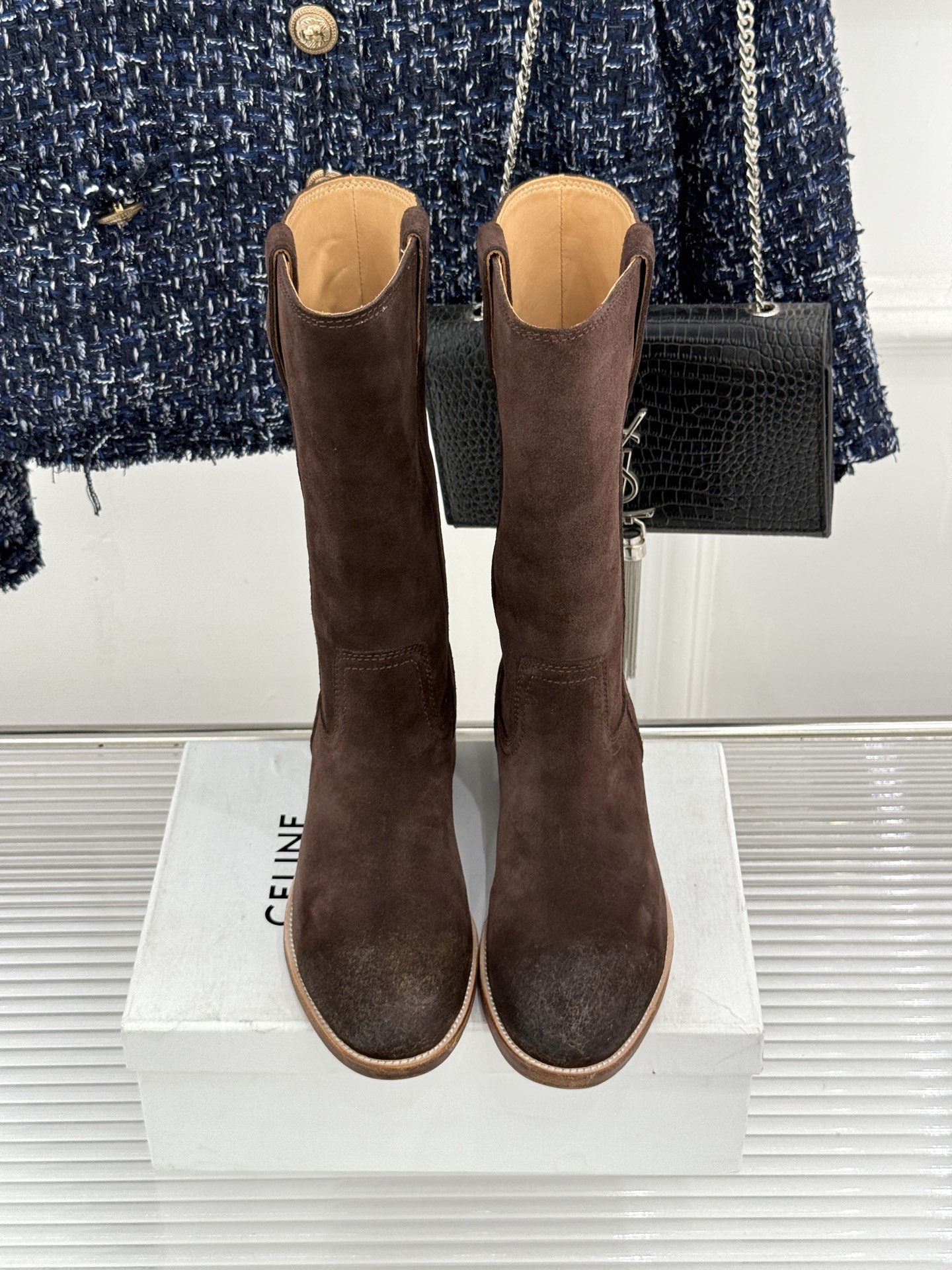 Celine /塞琳经典母复古西部牛仔靴短靴 它以经典的西部牛仔靴为蓝本 靴口那对极具辨识度的耳朵字母装饰 巧妙融入Ce