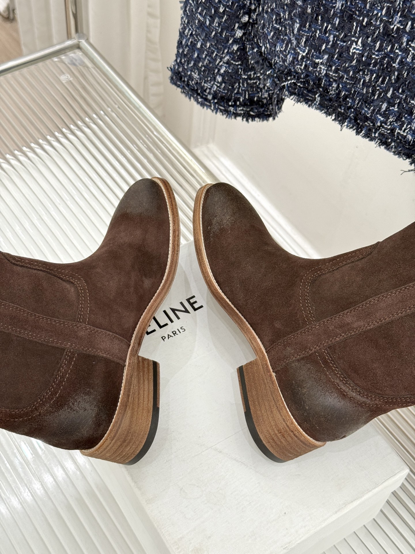 Celine /塞琳经典母复古西部牛仔靴短靴 它以经典的西部牛仔靴为蓝本 靴口那对极具辨识度的耳朵字母装饰 巧妙融入Ce