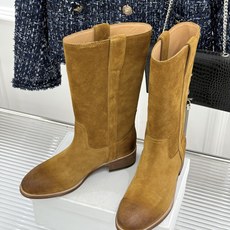 Celine /塞琳经典母复古西部牛仔靴短靴 它以经典的西部牛仔靴为蓝本 靴口那对极具辨识度的耳朵字母装饰 巧妙融入Ce Celine /塞琳经典母复古西部牛仔靴短靴 它以经典的西部牛仔靴为蓝本 靴口那对极具辨识度的耳朵字母装饰 巧妙融入Ce