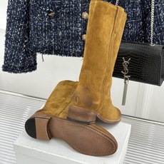 Celine /塞琳经典母复古西部牛仔靴短靴 它以经典的西部牛仔靴为蓝本 靴口那对极具辨识度的耳朵字母装饰 巧妙融入Ce Celine /塞琳经典母复古西部牛仔靴短靴 它以经典的西部牛仔靴为蓝本 靴口那对极具辨识度的耳朵字母装饰 巧妙融入Ce