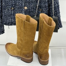 Celine /塞琳经典母复古西部牛仔靴短靴 它以经典的西部牛仔靴为蓝本 靴口那对极具辨识度的耳朵字母装饰 巧妙融入Ce Celine /塞琳经典母复古西部牛仔靴短靴 它以经典的西部牛仔靴为蓝本 靴口那对极具辨识度的耳朵字母装饰 巧妙融入Ce